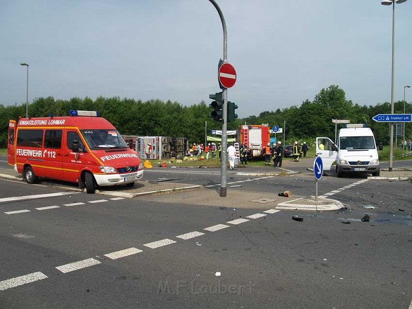 Schwerer Unfall mit Reisebus Lohmar Donrather Dreieck P031.JPG